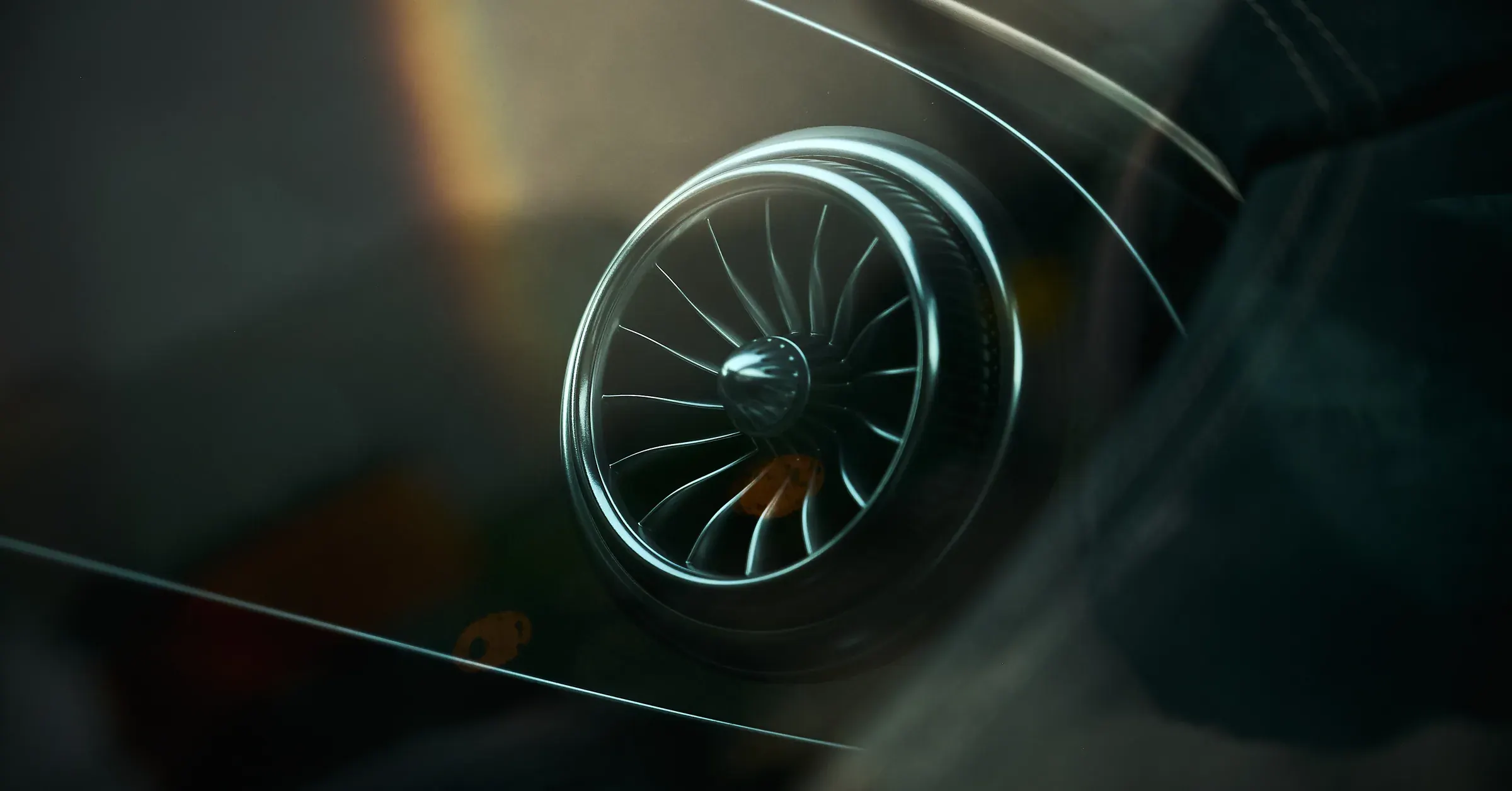 Aérateur turbine en métal dans l'habitacle d'une Mercedes-Benz en clair-obscur, photographe automobile à La Roche-sur-Foron