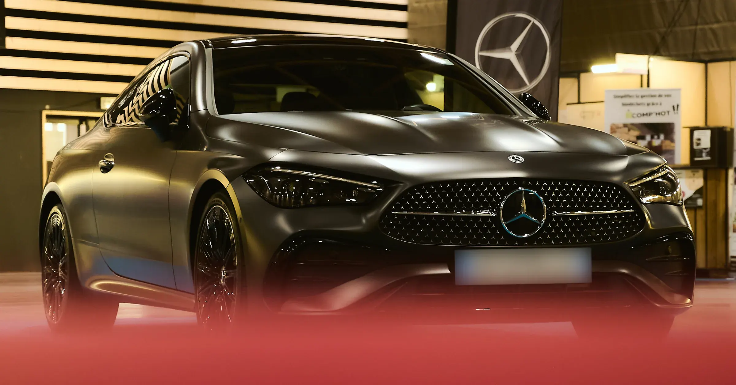 Coupé Mercedes-Benz CLE gris mat, calandre étoilée et phares LED, exposé à La Roche-sur-Foron, photographe automobile