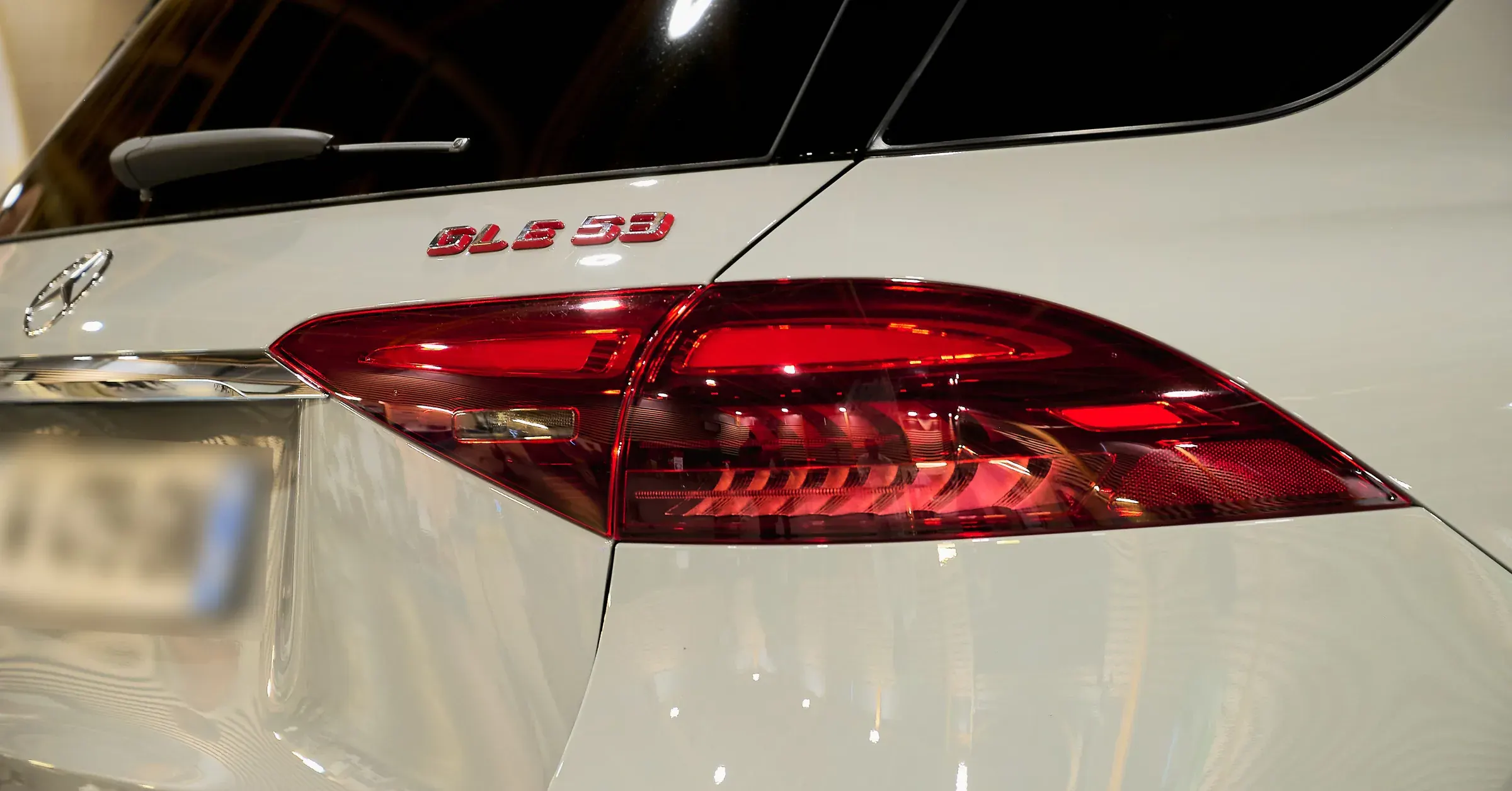 Feu arrière LED rouge et monogramme GLE 53 d’un SUV Mercedes-AMG blanc, photographe automobile à La Roche-sur-Foron