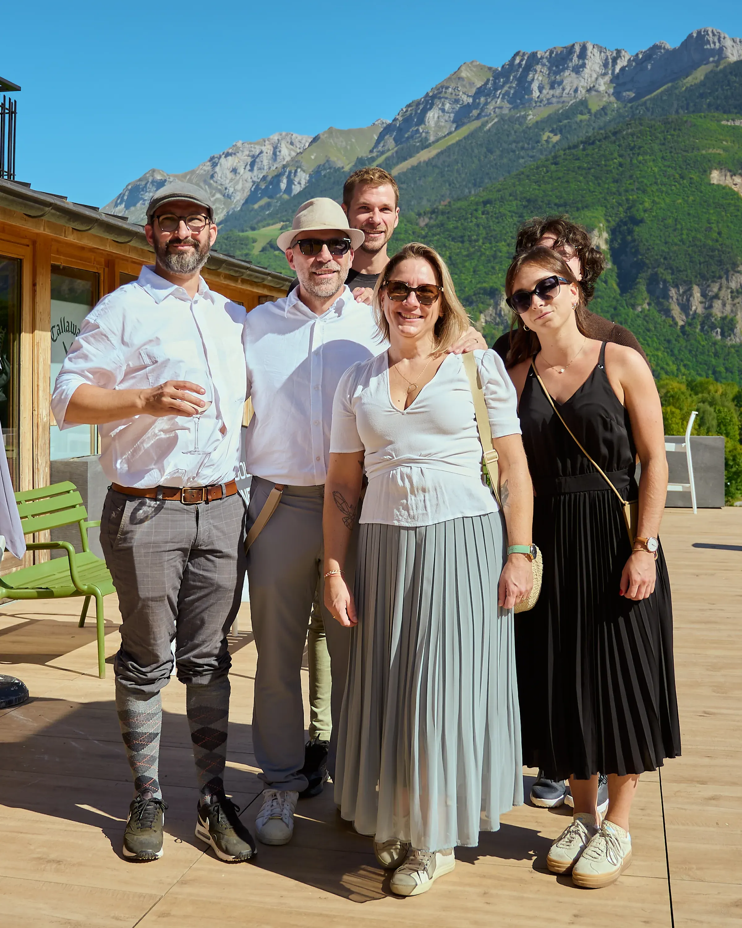 Invités du Golf des Alpes réunis sur la terrasse du club-house face aux montagnes, Giez, reportage événementiel