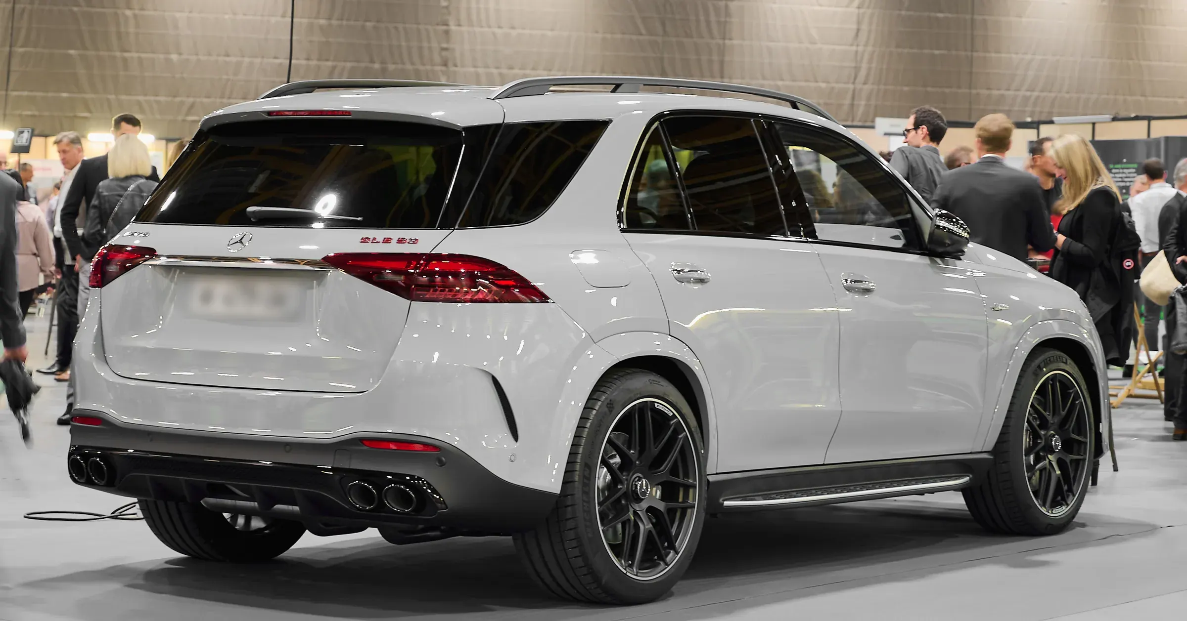 Mercedes-AMG GLE 53 gris, SUV vu de trois quarts arrière parmi les invités à La Roche-sur-Foron, photographe automobile