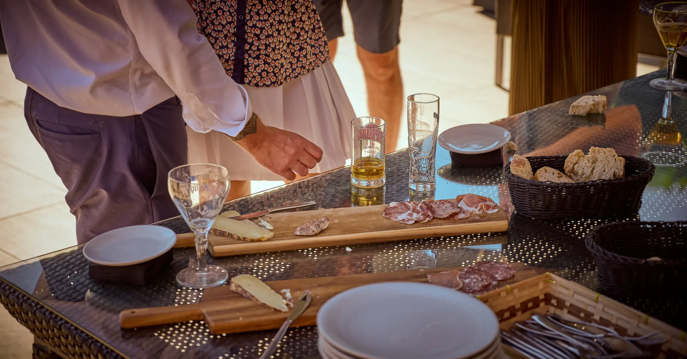 Planches de charcuterie et fromage d'alpage, verres et paniers de pain en terrasse, reportage événementiel à Giez
