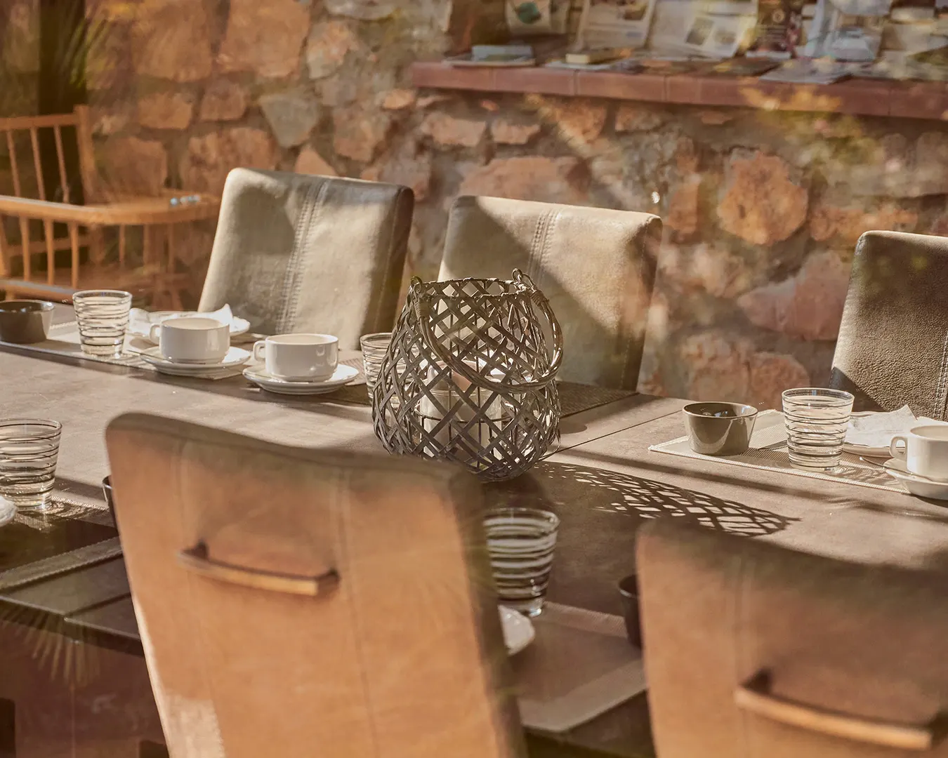 Table d’hôtes dressée en pierre et bois, photographie d’intérieur immobilier en Suisse romande